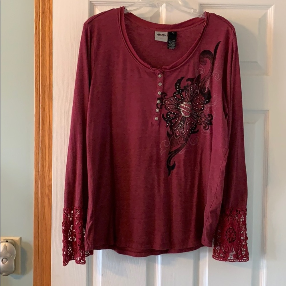 Ladies H-D shirt.